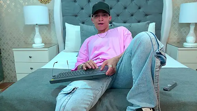 Snapshot of ZoeKrug chatting on 11.08.25 ZoeKrug online show from 11.08.25