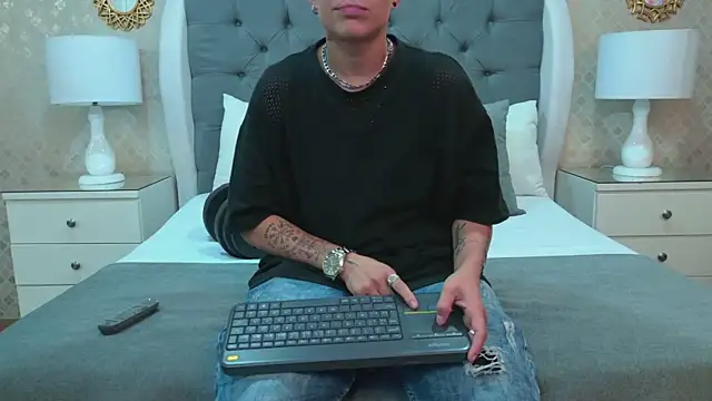 Snapshot of ZoeKrug chatting on 11.09.25 ZoeKrug online show from 11.09.25