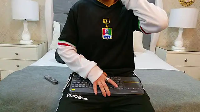 Snapshot of ZoeKrug chatting on 11.12.25 ZoeKrug online show from 11.12.25