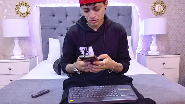 Snapshot of ZoeKrug chatting on 11.17.25 ZoeKrug online show from 11.17.25