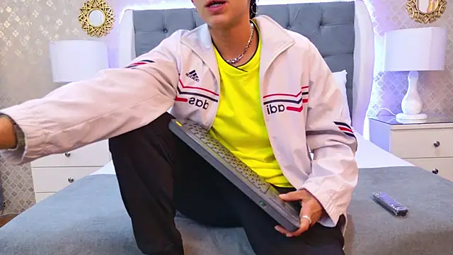 Snapshot of ZoeKrug chatting on 11.18.25 ZoeKrug online show from 11.18.25