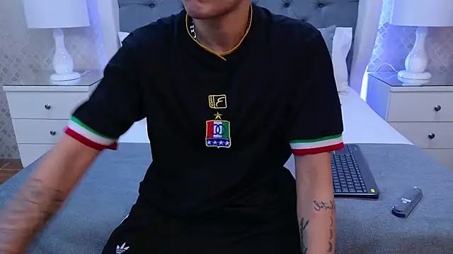 Snapshot of ZoeKrug chatting on 11.20.25 ZoeKrug online show from 11.20.25