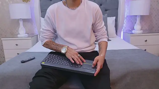 Snapshot of ZoeKrug chatting on 11.24.25 ZoeKrug online show from 11.24.25