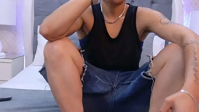 Snapshot of ZoeKrug chatting on 11.26.25 ZoeKrug online show from 11.26.25