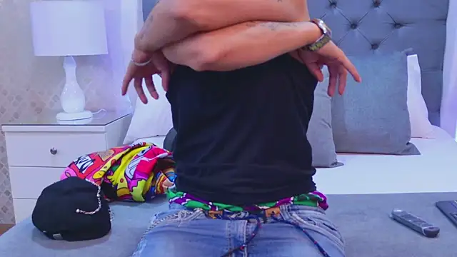 Snapshot of ZoeKrug chatting on 11.27.25 ZoeKrug online show from 11.27.25