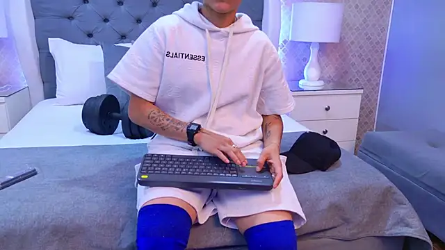 Snapshot of ZoeKrug chatting on 11.28.25 ZoeKrug online show from 11.28.25