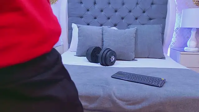 Snapshot of ZoeKrug chatting on 12.01.25 ZoeKrug online show from 12.01.25