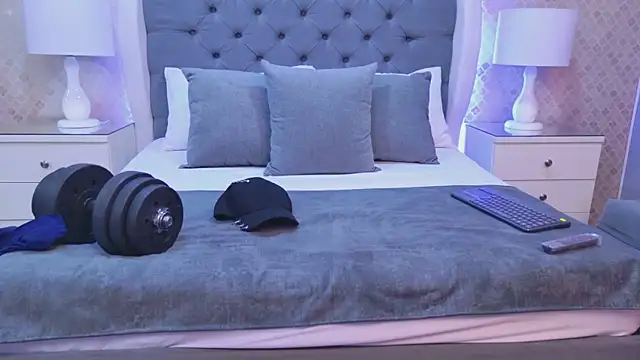 Snapshot of ZoeKrug chatting on 12.03.25 ZoeKrug online show from 12.03.25