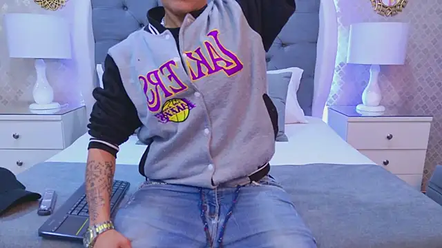 Snapshot of ZoeKrug chatting on 12.05.25 ZoeKrug online show from 12.05.25