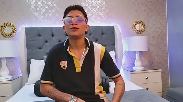 Snapshot of ZoeKrug chatting on 12.16.25 ZoeKrug online show from 12.16.25