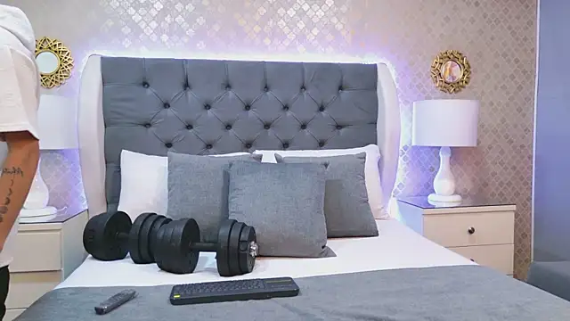 Snapshot of ZoeKrug chatting on 12.17.25 ZoeKrug online show from 12.17.25