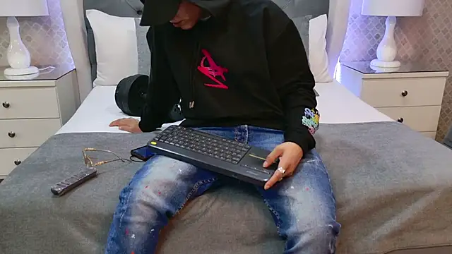 Snapshot of ZoeKrug chatting on 12.22.25 ZoeKrug online show from 12.22.25