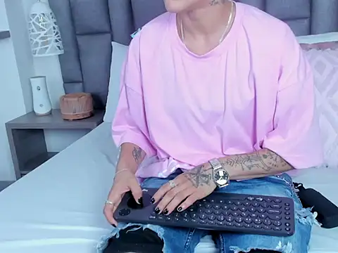 Snapshot of ZoeKrug chatting on 02.14.26 ZoeKrug online show from 02.14.26