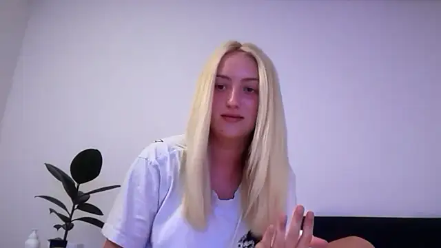 Snapshot of Kitty_Swetty chatting on 06.26.26 Kitty Swetty online show from 06.26.26