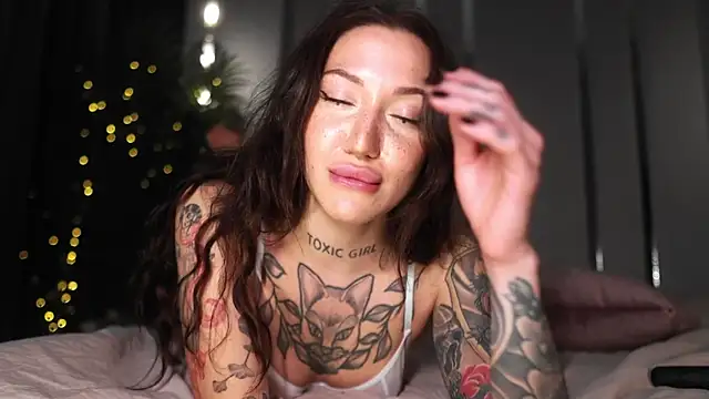 Snapshot of megamizuki chatting on 11.21.25 megamizuki online show from 11.21.25