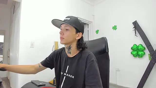 Snapshot of StraightBoy_Nick chatting on 04.01.26 StraightBoy Nick online show from 04.01.26