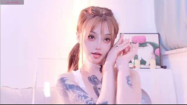 Snapshot of Miya-222 chatting on 12.21.25 Miya-222 online show from 12.21.25