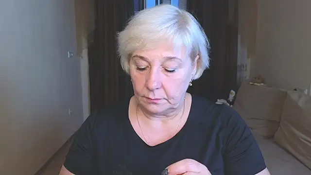 Snapshot of Milana_Milky chatting on 10.28.25 Milana Milky online show from 10.28.25