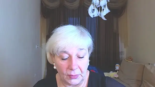 Snapshot of Milana_Milky chatting on 11.17.25 Milana Milky online show from 11.17.25