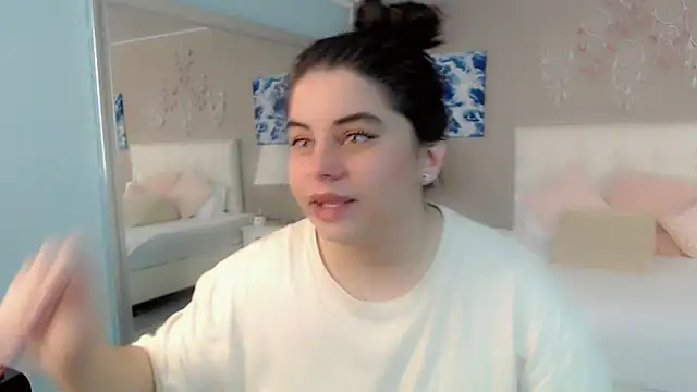 Snapshot of maddissonivanova chatting on 04.20.26 maddissonivanova online show from 04.20.26