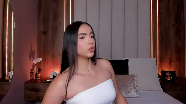 LucySalvatore  online show from 06.07.26