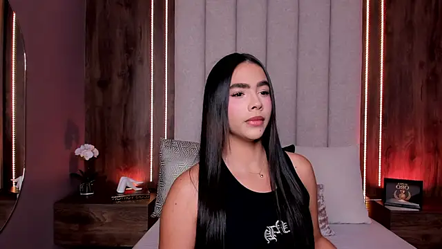 LucySalvatore  online show from 08.03.26