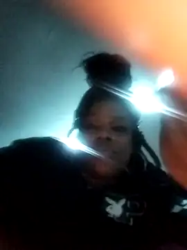 reedroneisha11 online show from 10.18.25