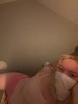 Snapshot of hazel_wood21 chatting on 10.11.25 hazel wood21 online show from 10.11.25