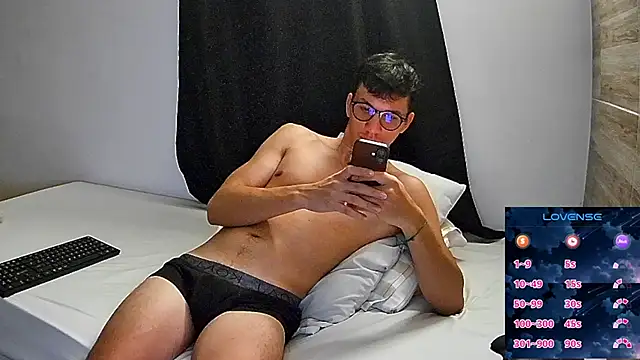 Snapshot of angelicious_ chatting on 05.19.26 angelicious online show from 05.19.26