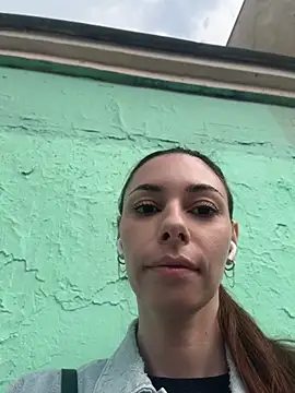 Amelie Crosby online show from 06.04.26