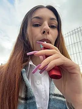 Amelie Crosby online show from 07.05.26