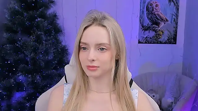 Snapshot of JuliaBrewwer chatting on 12.15.25 JuliaBrewwer online show from 12.15.25