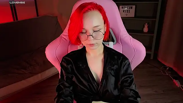 NaomiYoru online show from 09.09.25