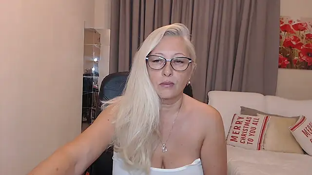 Snapshot of ValeriaSharm chatting on 10.23.25 ValeriaSharm online show from 10.23.25