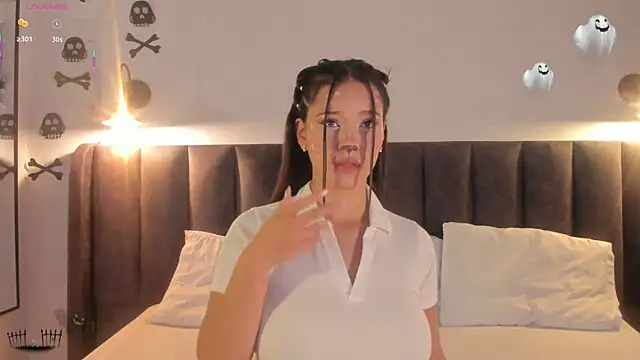 Snapshot of Sophie_Smith19_ chatting on 10.31.25 Sophie Smith19 online show from 10.31.25