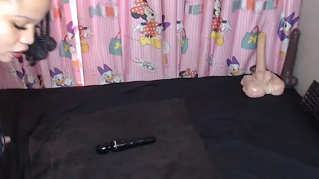 TrishahXo online show from 06.12.26