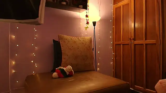 Snapshot of Dafne_Mel chatting on 11.24.25 Dafne Mel online show from 11.24.25