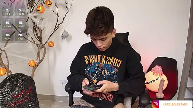 Snapshot of stev_austin_ chatting on 10.08.25 stev austin online show from 10.08.25