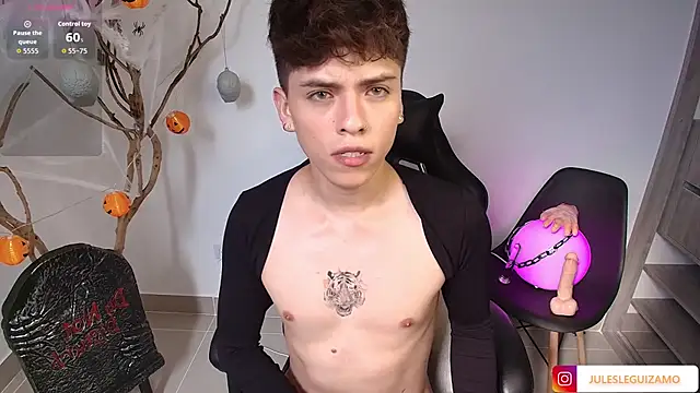 Snapshot of stev_austin_ chatting on 10.09.25 stev austin online show from 10.09.25