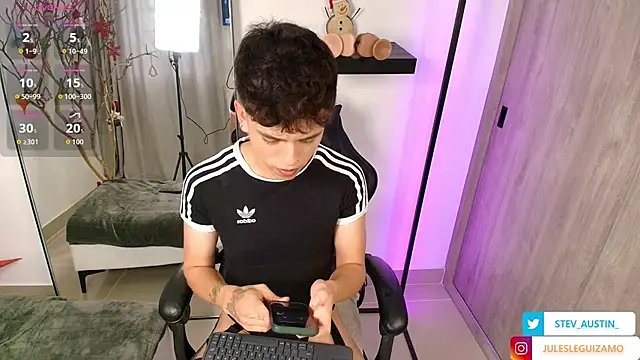 Snapshot of stev_austin_ chatting on 11.30.25 stev austin online show from 11.30.25