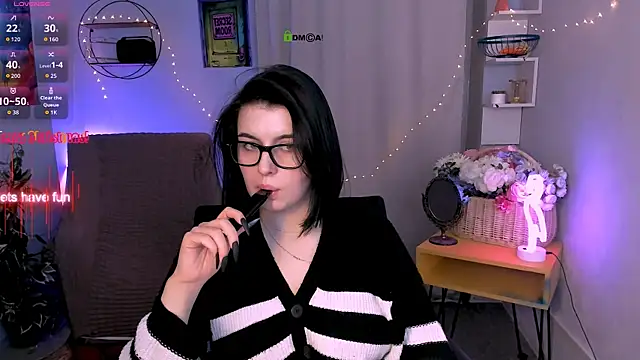 Snapshot of violett_queen12 chatting on 01.12.26 violett queen12 online show from 01.12.26