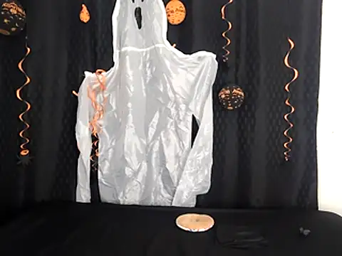 Snapshot of AntonelaMorriz chatting on 10.29.25 AntonelaMorriz online show from 10.29.25