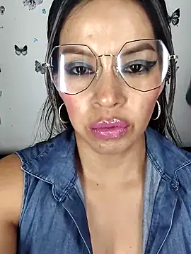 Snapshot of AntonelaMorriz chatting on 12.19.25 AntonelaMorriz online show from 12.19.25