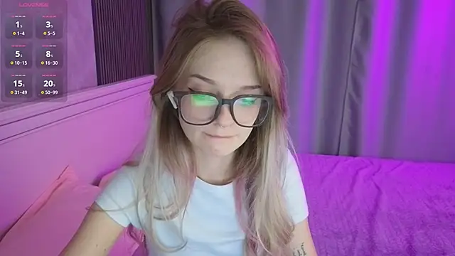 Snapshot of vialeta_baby chatting on 09.19.25 vialeta baby online show from 09.19.25