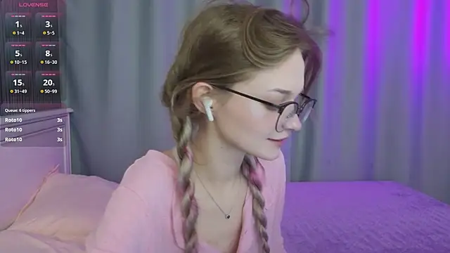 Snapshot of vialeta_baby chatting on 09.23.25 vialeta baby online show from 09.23.25