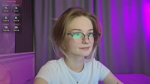 Snapshot of vialeta_baby chatting on 10.04.25 vialeta baby online show from 10.04.25
