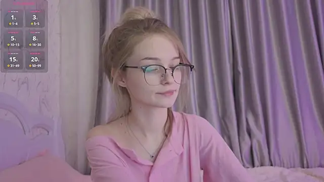 Snapshot of vialeta_baby chatting on 10.15.25 vialeta baby online show from 10.15.25