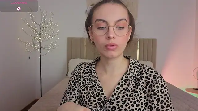 Snapshot of Real_cutie1 chatting on 05.18.26 Real cutie1 online show from 05.18.26