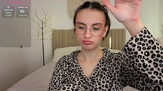 Snapshot of Real_cutie1 chatting on 06.16.26 Real cutie1 online show from 06.16.26