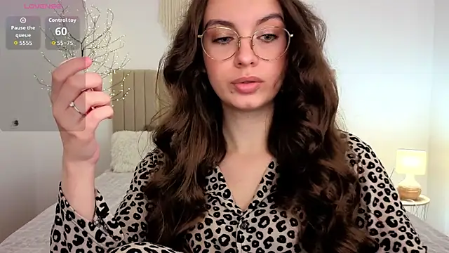 Snapshot of Real_cutie1 chatting on 06.19.26 Real cutie1 online show from 06.19.26